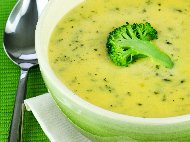 Рецепта Крем супа от броколи с цедено кисело мляко и сирене чедър